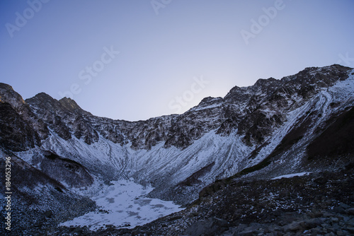 初冬の涸沢カールと奥穂高岳、前穂高岳 © sandpiper