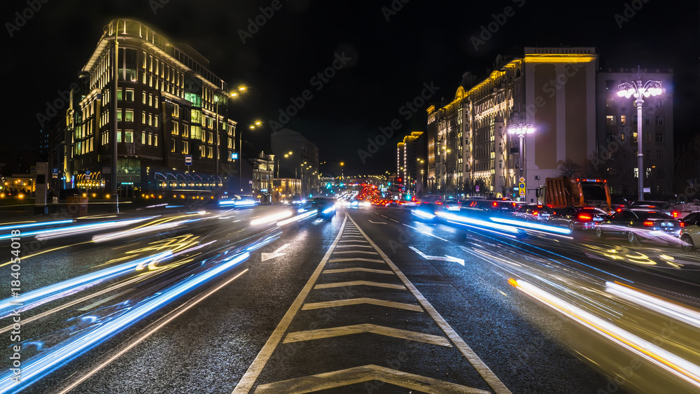 Obraz premium night traffic on the urban thoroughfare and road junction