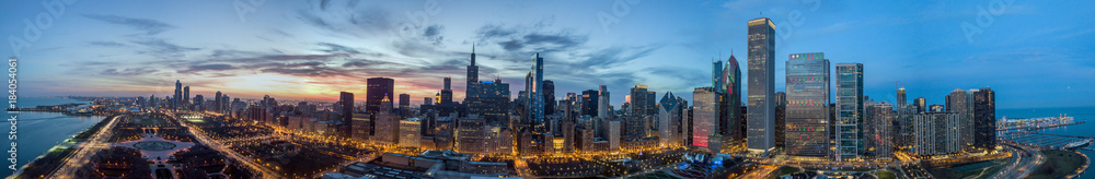 Obraz premium Drone View w Chicago w nocy