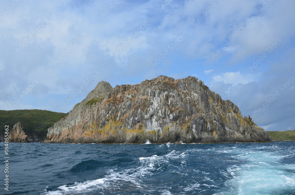 Приморский край, острова архипелага Римского Корсакова в Японском море в облачную погоду