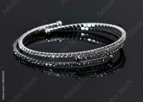 Obraz na płótnie Diamond tennis bracelet with reflection on a black surface.