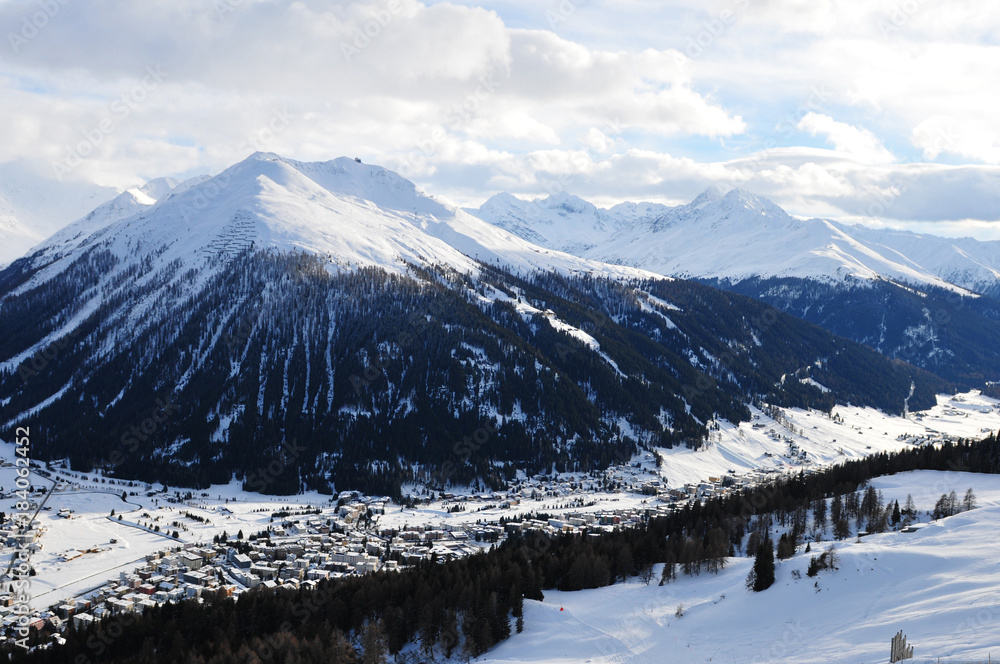 Wintersport City Davos-Parsenn with view to Jakobshorn in the Swiss Alps | Der beliebte Wintersportort Davos mit Blick aufs Jakobshorn von der Parsenn aus