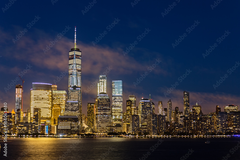 Obraz premium Dolny Manhattan w nocy, Nowy Jork, USA
