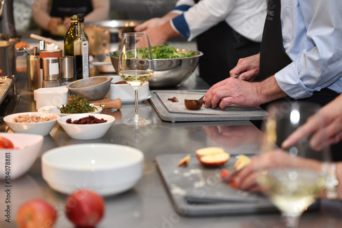 Fototapeta Naklejka Na Ścianę i Meble -  Kochen im Restaurant