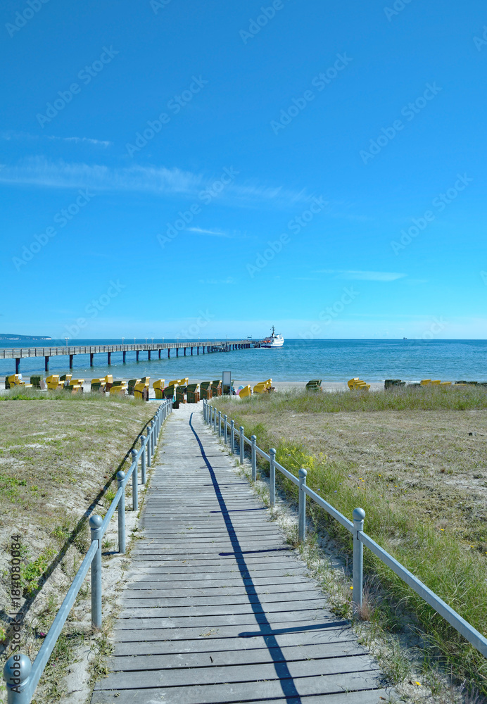 Strand mit Seebrücke in Binz auf der Insel Rügen,Ostsee,Mecklenburg-Vorpommern,Deutschland