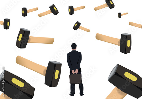 uomo di spalle con tanti martelli che cadono