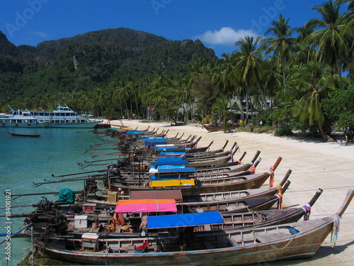 Wallpaper Mural Tailandia. Phi Phi island, archipiélago que se encuentra en el mar de Andamán, al sur de Tailandia. Torontodigital.ca