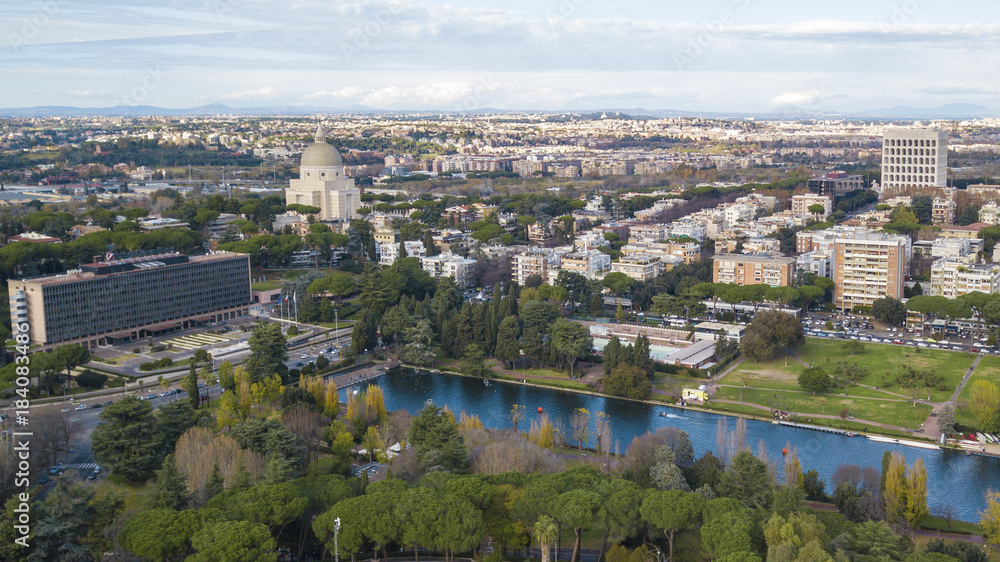 Vista aerea del moderno quartiere dell' EUR a Roma, costruito per l'Esposizione universale che si sarebbe dovuta tenere nella Capitale nel 1942. In primo piano il piccolo lago e il parco del quartiere