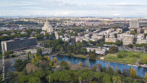 Vista aerea del moderno quartiere dell' EUR a Roma, costruito per l'Esposizione universale che si sarebbe dovuta tenere nella Capitale nel 1942. In primo piano il piccolo lago e il parco del quartiere
