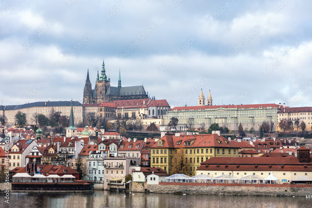Vue de la cathédrale et du centre historique de Prague
