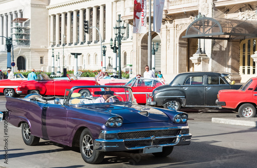 Amerikanischer blauer Ford Cabriolet Oldtimer auf der Strasse vor dem Gran Teatro in Havana City Cuba - Serie Cuba Reportage