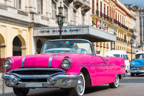 Amerikanischer pink Pontiac Cabriolet Oldtimer in Havana Cuba - Serie Cuba Reportage