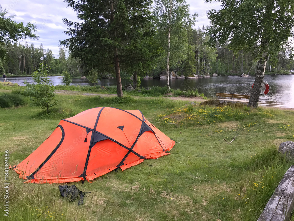 oranges Zelt an einem See, Zeltplatz