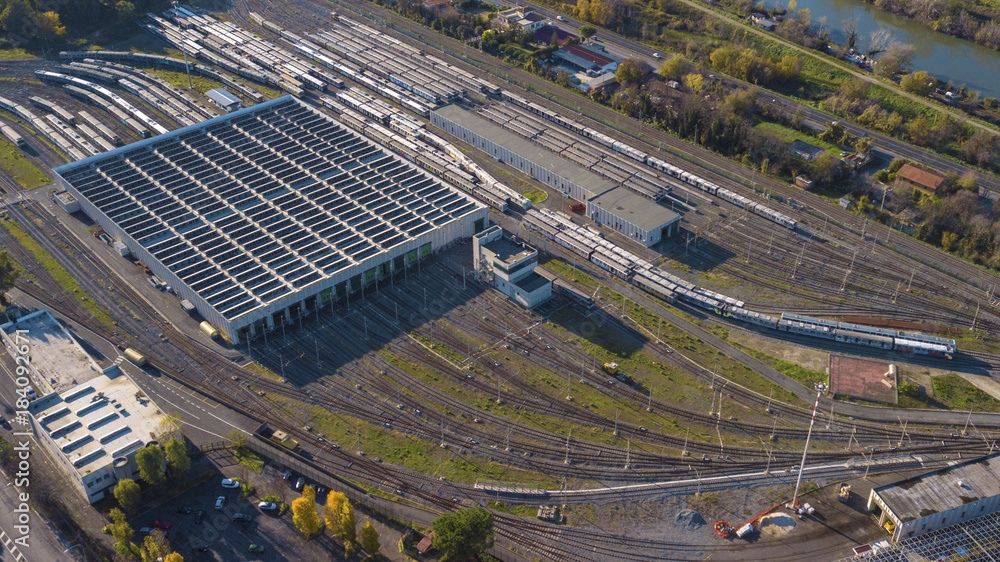 Vista aerea di una stazione di una grande città usata come parcheggio per treni e locomotive.