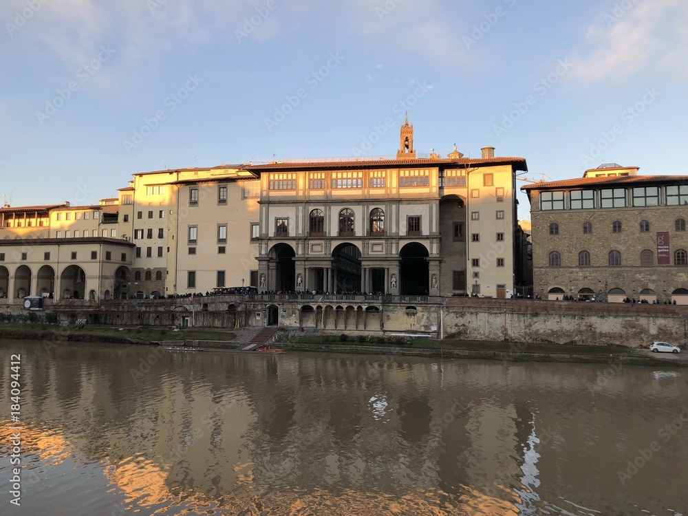 L’Arno a Firenze, lungarno agli Uffizzi