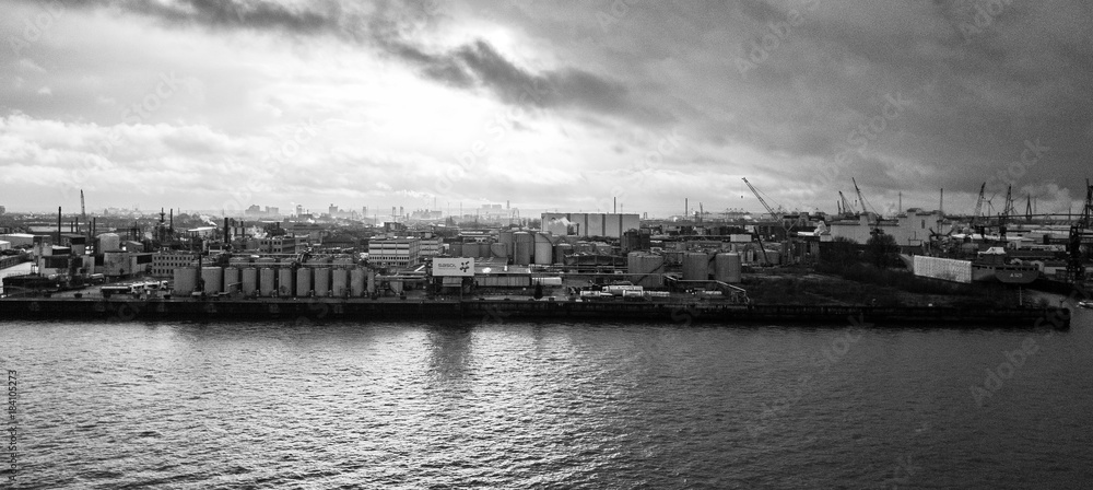 Fototapeta premium miasto nad brzegiem 