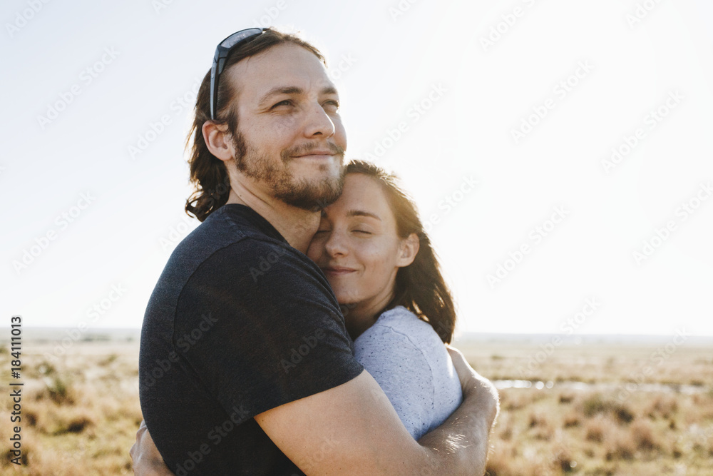 Obraz premium Couple hiking together in the wilderness