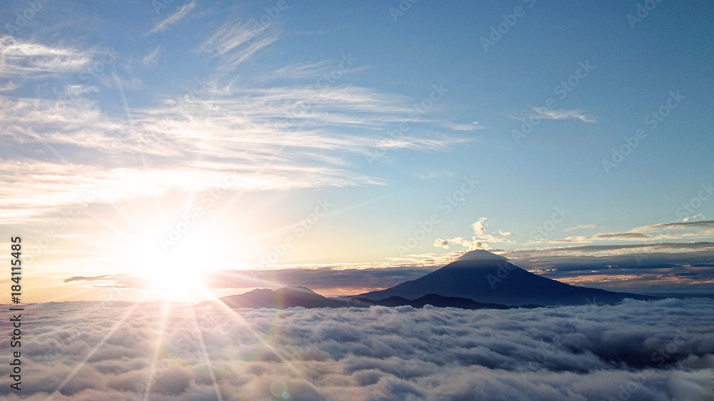 Naklejka premium Góra Fuji, wschód słońca i morze chmur