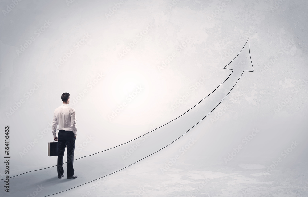 Obraz premium Business man standing on drawn arrow