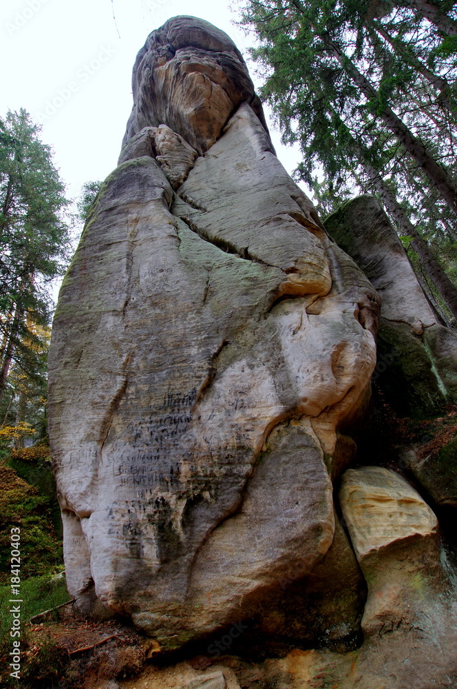 Skała z piaskowca w kształcie rosyjskiej babuszki - skalne kształty w górach Stołowych, paśmie Sudetów