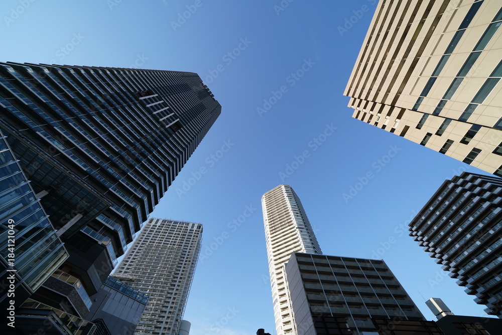 日本の東京都市景観「高層マンションなどの上空に広がる青空」＝東京都中央区勝どき