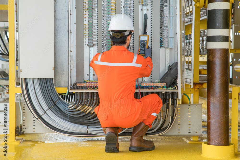 Fotka „Oil rig electrician and instrument worker wearing safety