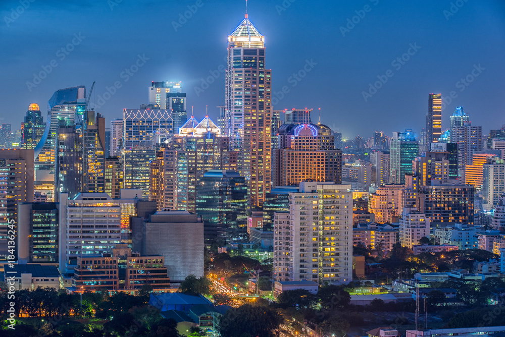Obraz premium Bangkok sky line with huge park before sunset