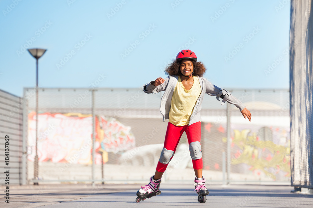 Obraz premium African girl exercising at outdoor rollerdrom