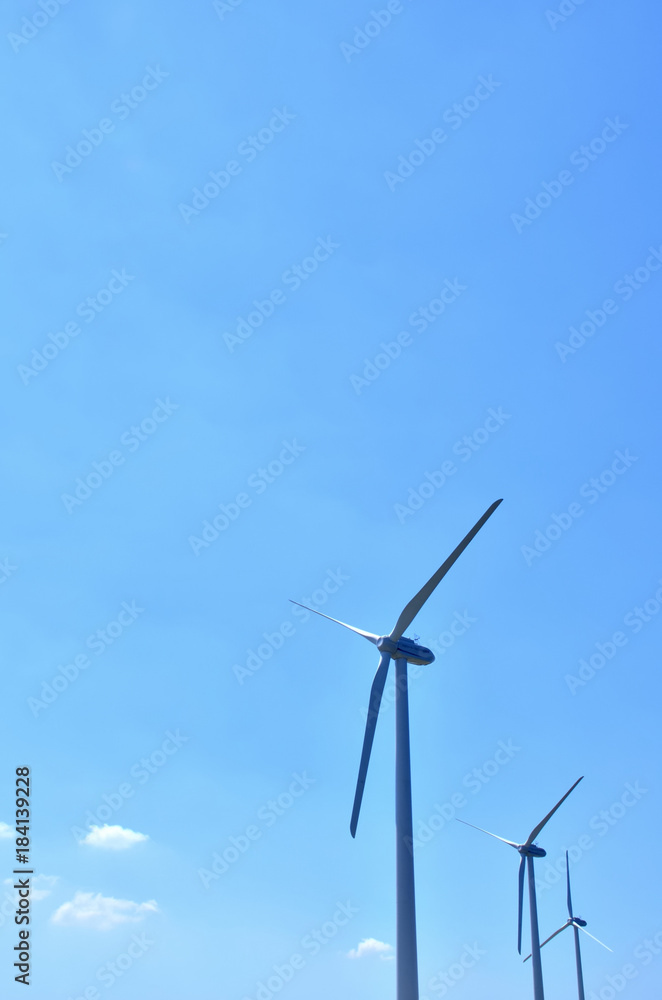 風力発電の風車　青空

