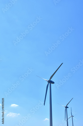 風力発電の風車 青空