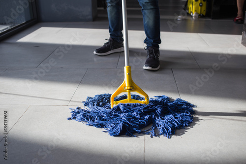 Fotografia The man mop floor.