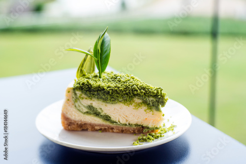 Fotografia green tea cheese cake dessert on white dish
