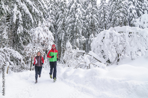 sportliches Paar beim Joggen im Schnee