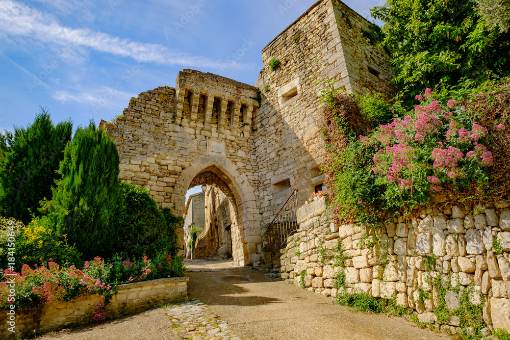 Village médiéval de Lacoste, Provence, France. Une des entrées de la ville fortifiée. Le Portail de la Garde.