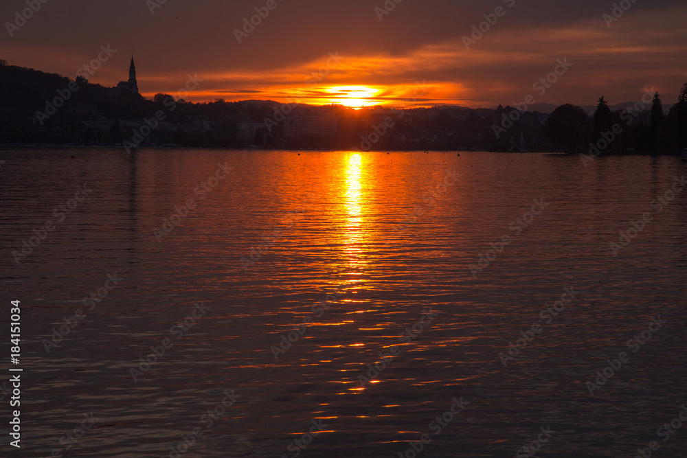 Naklejka premium Coucher de soleil sur le lac d'Annecy