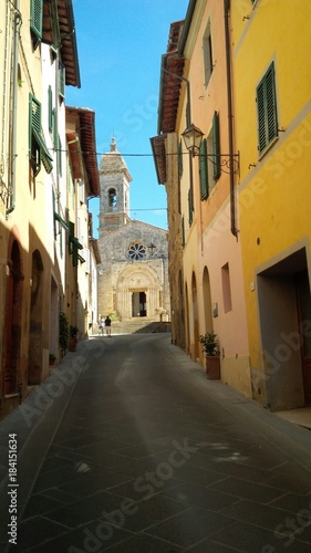 s. Quirico d'Orcia , stradina e chiesa