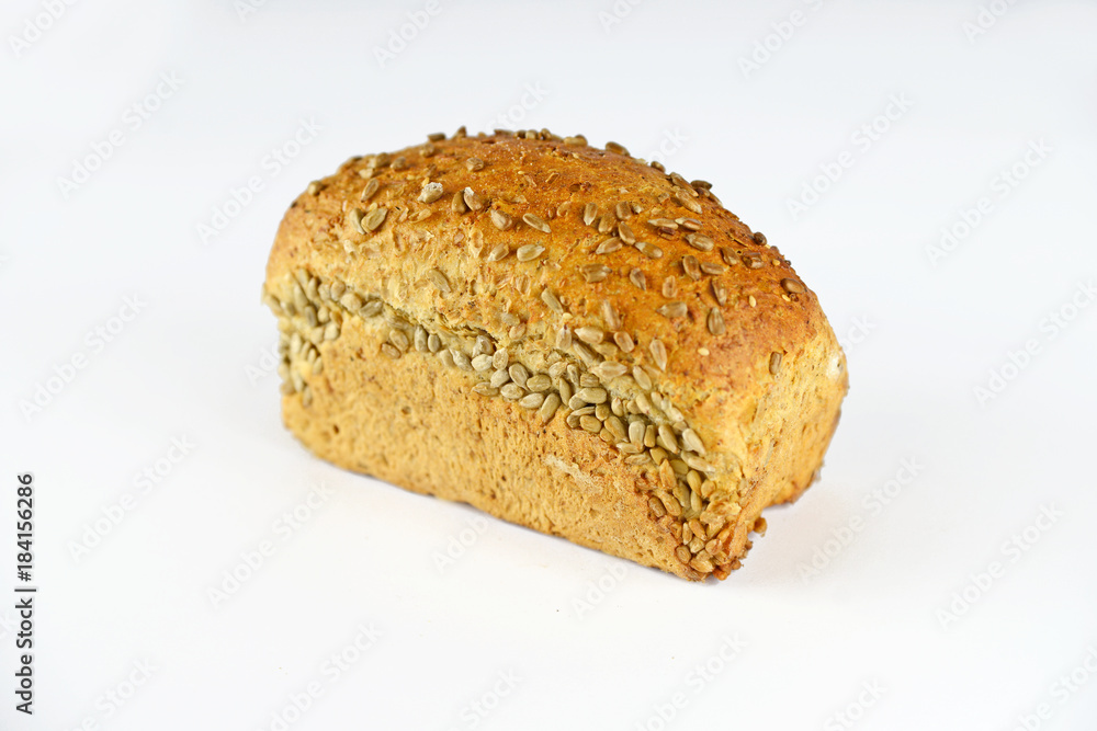 Bochenek chleba na białym tle