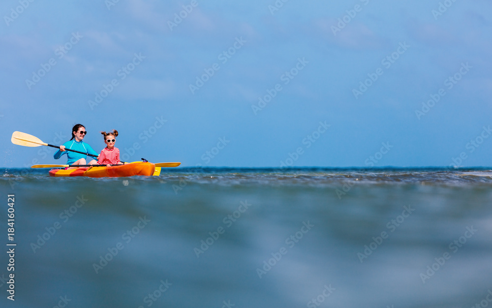 Naklejka premium Family kayaking at tropical ocean