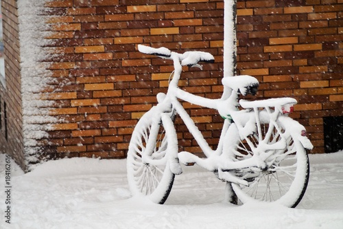 Verschneites Fahrrad an einer Ecke