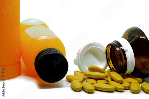 Pills of vitamin C and fres...