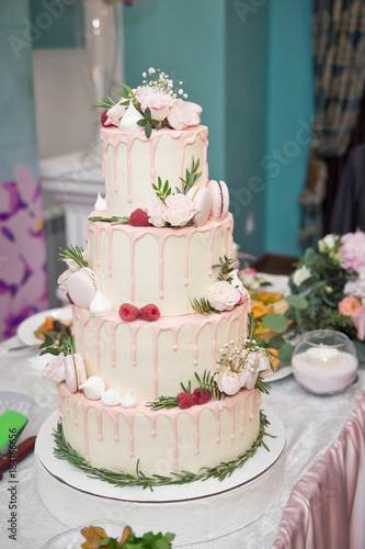 A huge four layer wedding cake 9675.