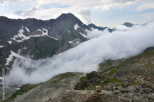 Туман стелется над Имеретинским озером. Западный Кавказ