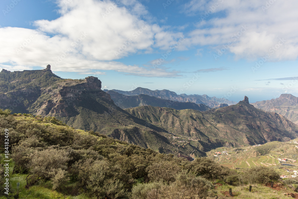 Landschaft in Gran Canaria mit Roque Nublo und Roque Bentayga