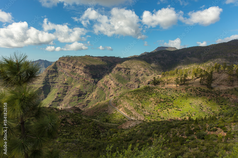 Karges Gebirge mit Himmel in Gran Canaria