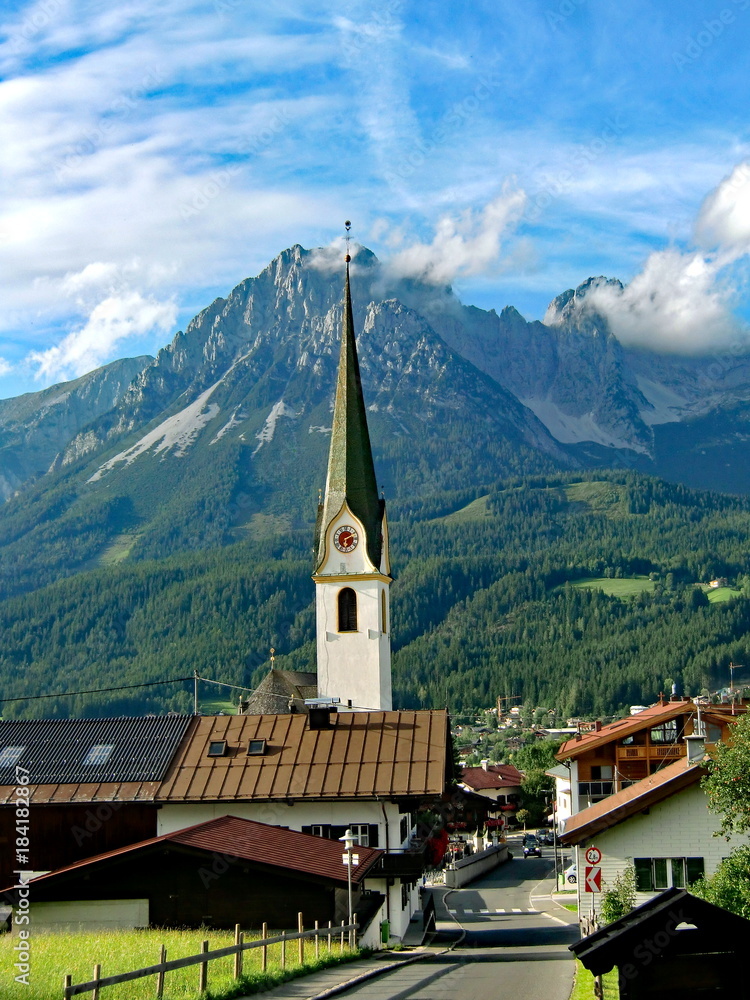 ELMAU mit Wilden Kaiser im Hintergrund ( Tirol ) 
