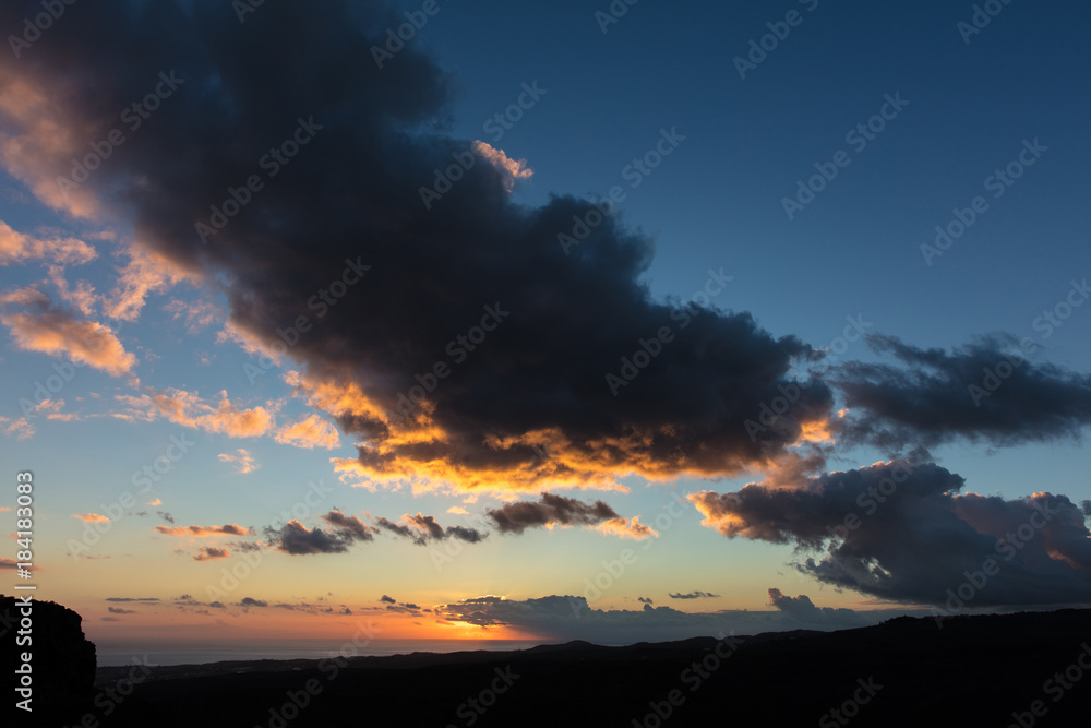 Fototapeta premium Himmel mit Wolken bei Sonnenaufgang