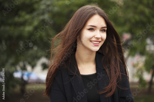Tablou canvas Young beautiful brunette girl in the autumn park