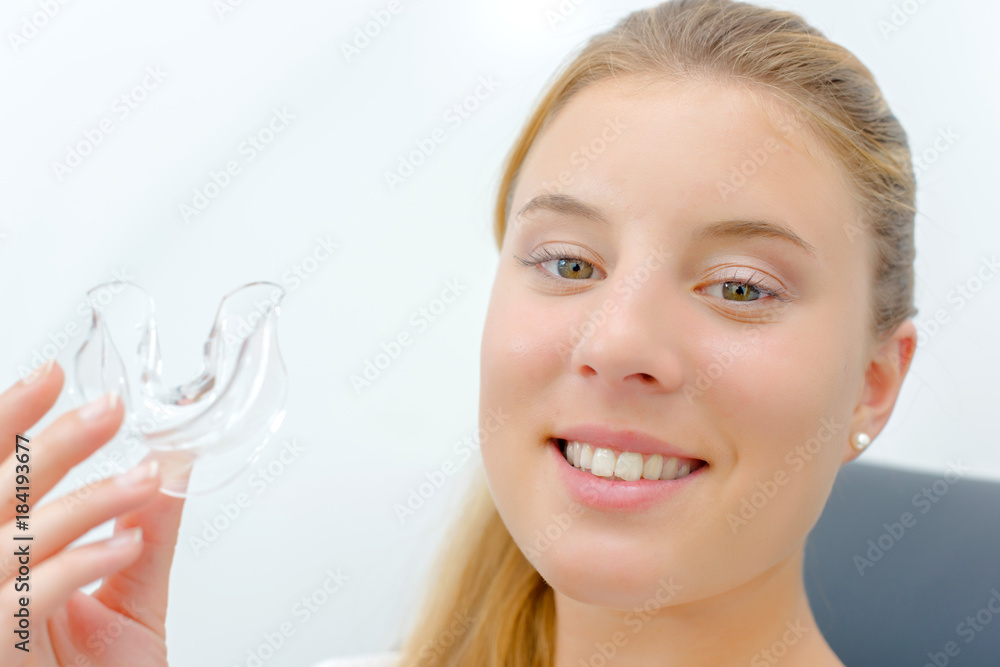 Naklejka premium Kobieta trzyma ochraniacz szczęki