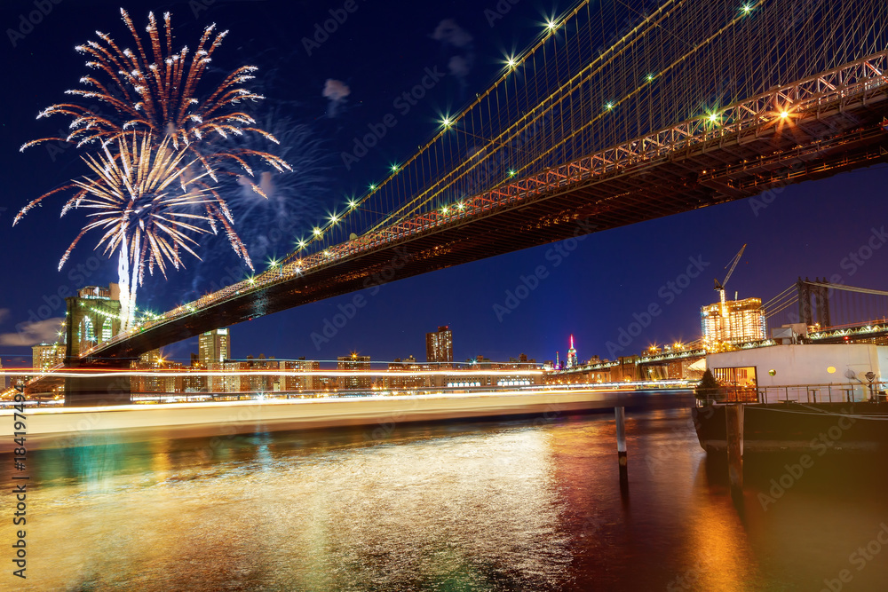 Obraz premium Niesamowite fajerwerki uroczystości Nowy Jork Most Brookliński i Manhattan Skyline w nocy Hudson River