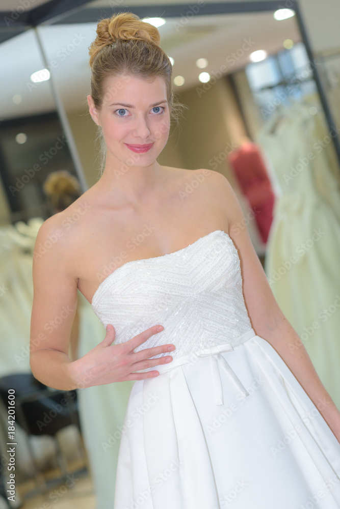 Naklejka premium beautiful bride in wedding dress